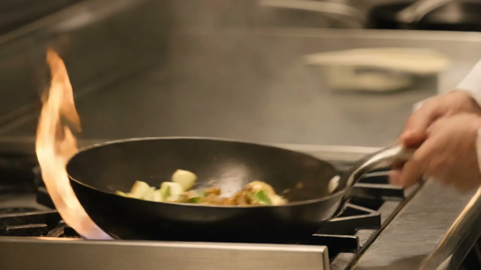 Una sartén al fuego en la cocina