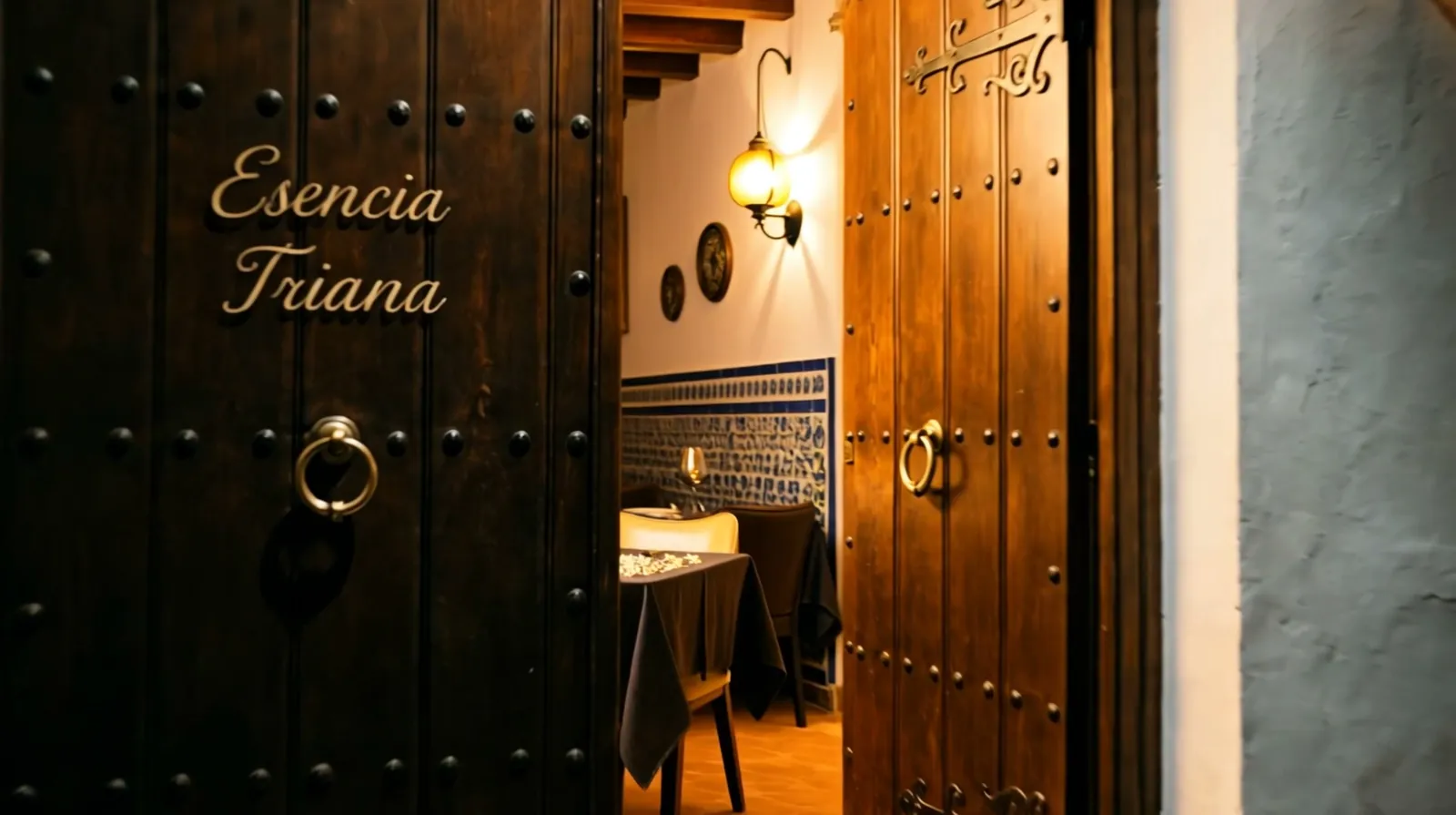 La puerta de Esencia Triana abierta hacia el comedor